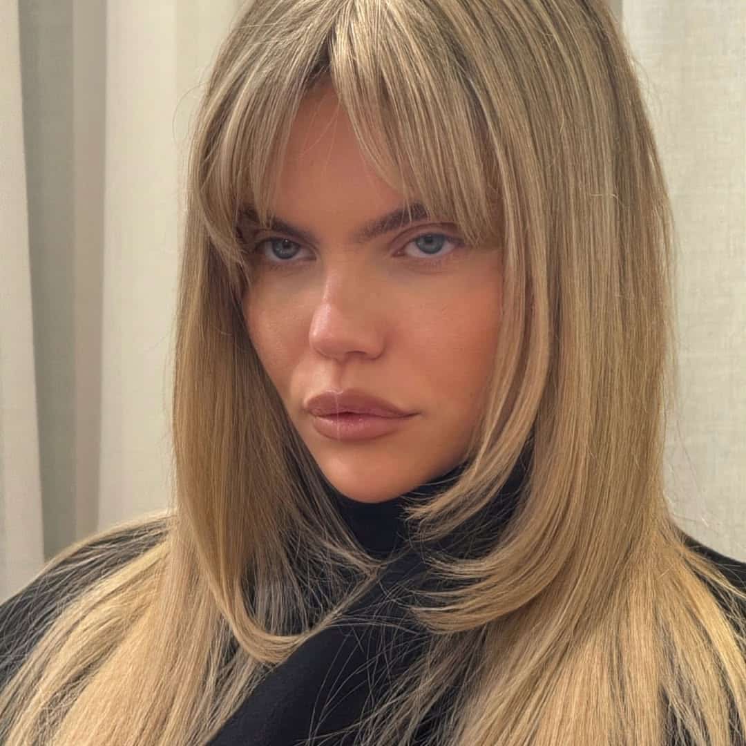25. Face-Framing Layers with Soft Bottleneck Bangs