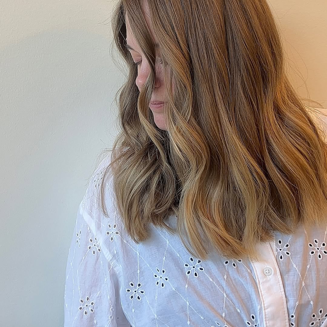 18. Soft Honey Waves with Face-Framing Layers